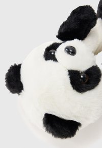 Bicho de pelúcia panda recheado com um exterior macio em preto e branco, forma redonda, olhos pretos brilhantes e marcas distintas nas orelhas e no rosto.