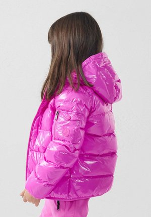 Giacca imbottita color fucsia con finitura lucida, cappuccio, cerniera frontale e tasche laterali. Motivo trapuntato per isolamento e calore.