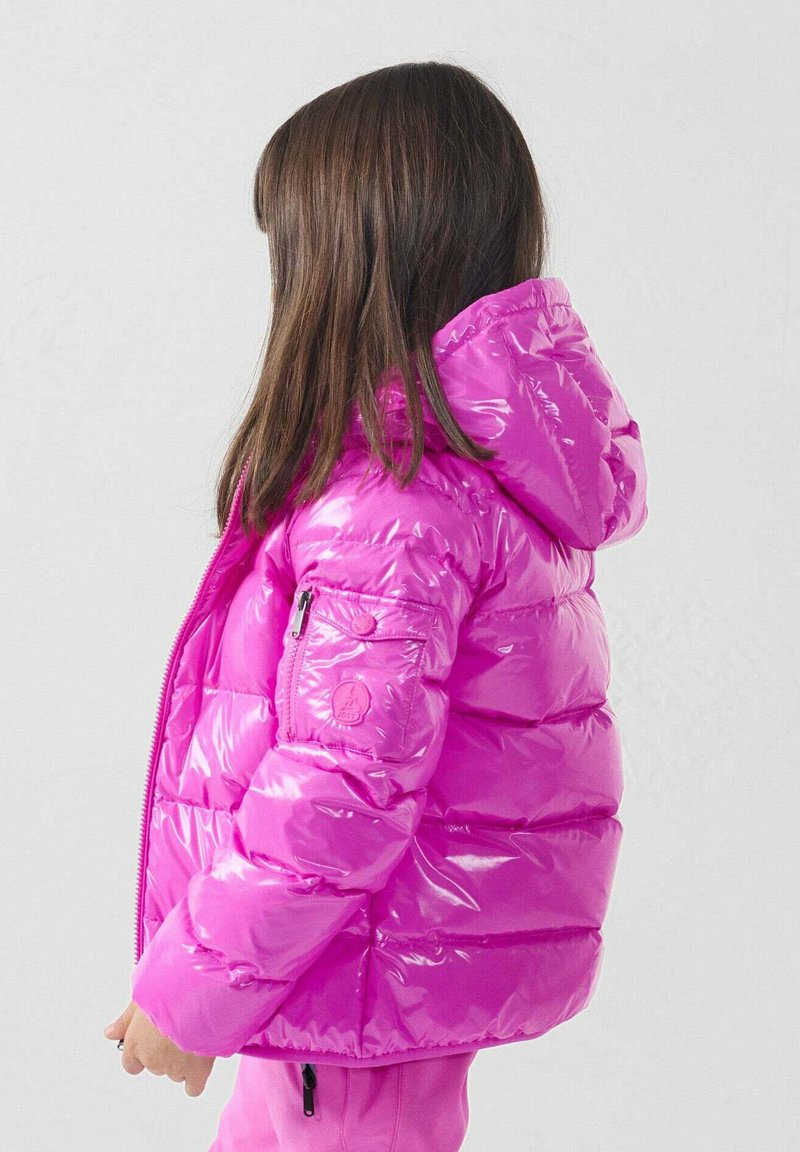 Fuchsia donzen jas met een glanzende afwerking, capuchon, ritssluiting aan de voorkant en zijzakken. doorgestikt patroon voor isolatie en warmte.