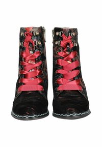Botines de terciopelo negro con un patrón floral, cordones de satén rojo, acentos metálicos, cremalleras en los lados y una suela texturizada con un borde decorativo.