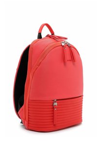 Zaino rosso con materiale testurizzato, forma arrotondata, chiusura con doppia cerniera e sezione inferiore rigata. Presenta una maniglia superiore e schienale imbottito.