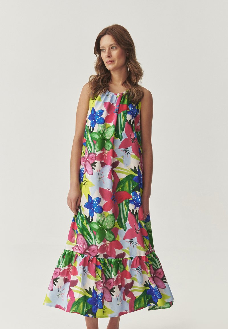 Robe maxi à imprimé floral avec un ourlet en volants superposés, fabriquée en tissu léger. Les couleurs incluent le rose, le bleu, le vert et le jaune.