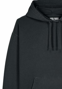 Tmavě šedá mikina s velkou přední kapsou, žebrovanými manžetami a stahovacími šňůrkami na kapuci. Vyrobena z měkké, strukturované tkaniny. Minimalistické logo je viditelné.