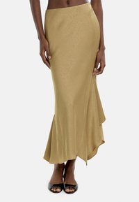 Długa, dopasowana spódnica z miękkiego, fakturowanego materiału w jasnym złotym kolorze, z rozkloszowanym dołem i delikatnym wykończeniem falbaną.
