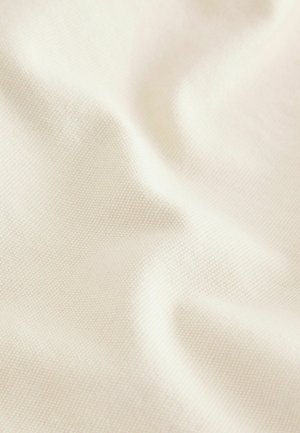 Tela de color crema con un tejido texturizado, que presenta un patrón sutil y una caída suave. La superficie parece lisa y ligeramente reflectante.