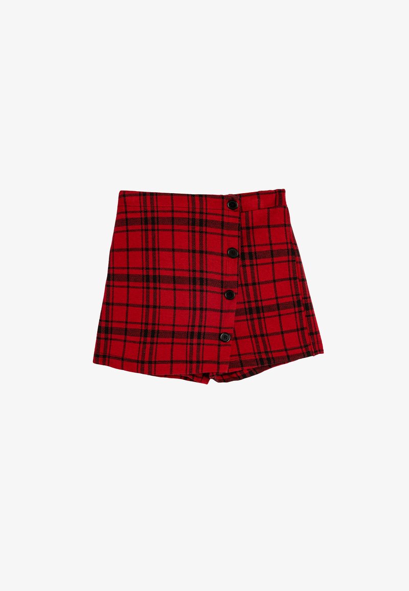 Shorts à carreaux rouges avec une fermeture par bouton, comportant des lignes noires dans un motif à carreaux. Fabriqués en tissu doux, avec une forme structurée.