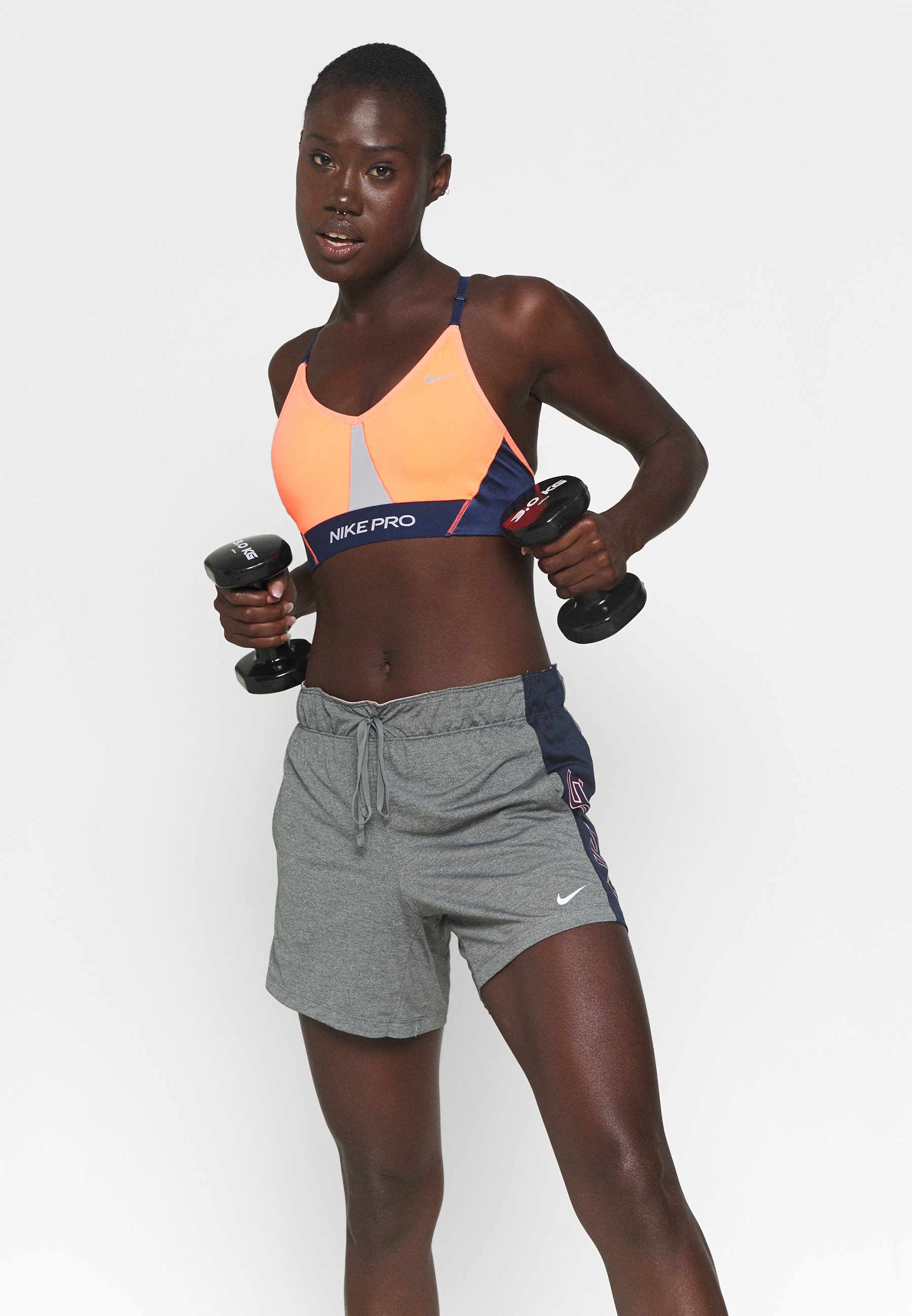 Nike Performance INDY PRO BRA - Sujetadores deportivos con sujeción ligera  - bright mango/white/midnight navy/metallic silver/coral - Zalando.es