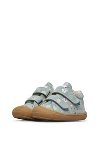 Dětské boty s světle modrou květinovou tkaninou, dvěma suchými zipy a hnědými gumovými podrážkami, zobrazené z nízkého předního úhlu.