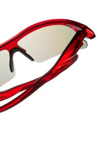 Červené sportovní sluneční brýle s elegantním designem, disponující lesklým plastovým rámem a tónovanými skly. Texturované černé detaily na stranách.