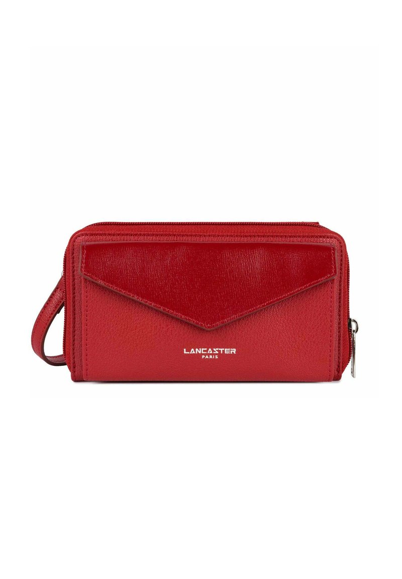 Portefeuille en cuir rouge avec une fermeture éclair, un accent de rabat triangulaire et une marque en relief à l'avant. Texture lisse, design compact.