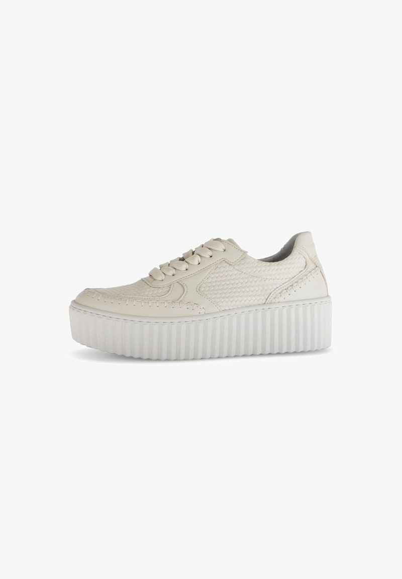 Witte leren platform sneakers met textuur, ronde neus en bijpassende ronde veters. Heeft een geribbelde zool en stikselaccenten.