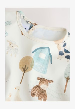 Material alb cu imprimeuri pastelate acuarelă de animale de fermă, inclusiv oi, vaci și rațe. Decolteu rotunjit cu textură fină.