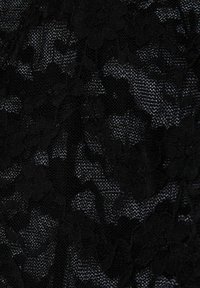 Černá krajková tkanina s květinovým vzorem, která se vyznačuje jemnou, průhlednou texturou a složitými detaily.