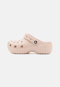 Sabot rose clair en plastique durable, avec des trous de ventilation, une sangle arrière et une semelle texturée pour une bonne adhérence. Fini lisse.