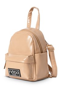 Mini zaino in finta pelle beige e lucido, con un compartimento principale con zip, tasca frontale, tracolla regolabile e dettaglio con logo.