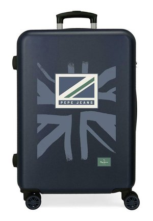 Maleta rígida azul marino con diseño abstracto de la Union Jack, logo de Pepe Jeans y cuatro ruedas giratorias.
