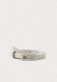 Cinturón de cuero gris claro con una hebilla rectangular de plata que presenta "HUGO" grabado, rodeado de acentos de resina clara. Textura suave, diseño minimalista.