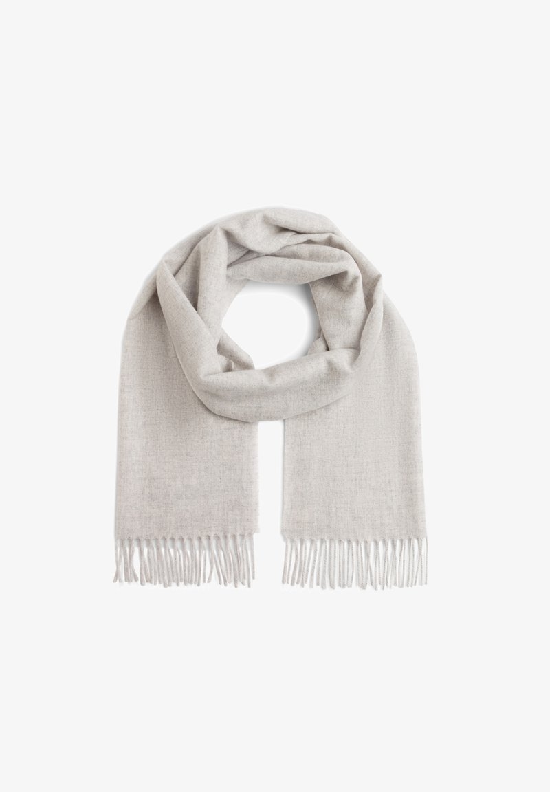 Hellgrauer Schal aus weichem Stoff, mit einem schlichten Design und ausgefransten Kanten, in Form einer Schlaufe drapiert für Vielseitigkeit.