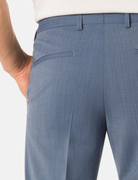 Hellblaue Hosen mit glatter Textur, zwei Gesäßtaschen und dezenten vertikalen Streifen. Maßgeschneiderte Passform mit flachem Vorderteil.
