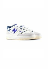 Weiße und hellgraue Sneaker mit blauen Akzenten, ausgestattet mit einem strukturierten Leder-Obermaterial, gepolstertem Schaft und dicker Gummisohle. Modellnummer 550 ist angezeigt.