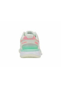 Vue arrière d'une chaussure de pickleball K-Swiss blanche et rose pastel avec des accents vert menthe et une semelle texturée.