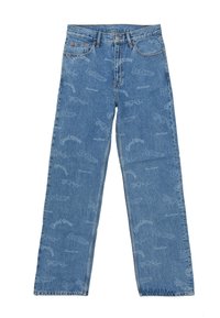 Vaqueros de mezclilla azul claro con un corte recto, que presentan un estampado de varios logotipos y frases en blanco por todo el pantalón.