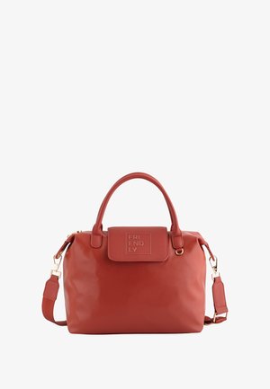 Sac à main couleur rouille avec deux poignées, bandoulière amovible et rabat embossé du mot "AMICAL" à l'avant.