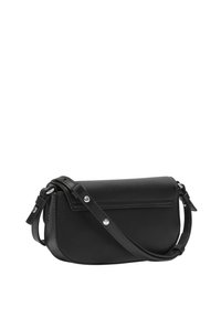 Czarna skórzana torebka na ramię, w kształcie zakrzywionym, gładka w dotyku, z klapką, regulowanym paskiem, ozdobiona srebrnymi akcentami.
