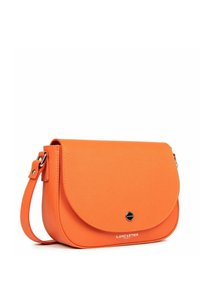 Borsa a tracolla in pelle arancione con pattina arrotondata, hardware argentato e tracolla regolabile. Presenta una superficie testurizzata e un dettaglio con logo.