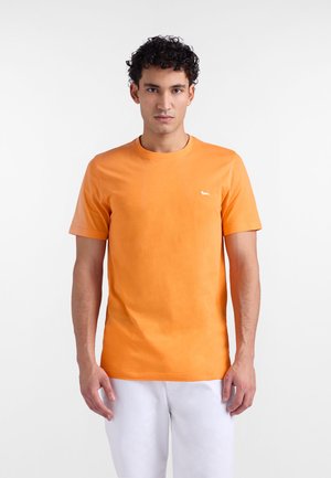 Oranžové tričko s krátkym rukávom vyrobené z bavlny. Dizajn s okrúhlym výstrihom a malým bielym logom na ľavej strane hrude. Hladká textúra, pravidelný strih.