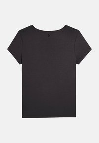 Camiseta de manga corta y cuello redondo en mezcla de algodón gris oscuro. Textura suave con un diseño minimalista y un logo sutil en el cuello.