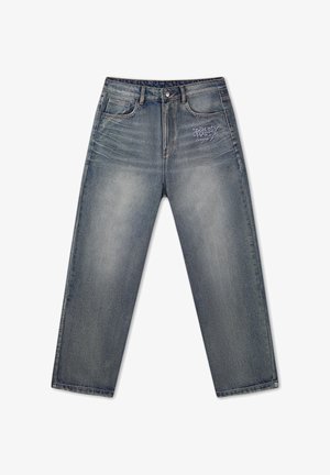 Jeans bleu délavé à jambes droites avec poches avant et petit logo blanc "DON ED HARD designs" sur la cuisse droite.