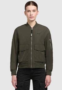 Olijfgroene bomberjack gemaakt van nylon, met een rits aan de voorkant, twee grote zakken, geribde boorden en een klein logo detail op de borst.