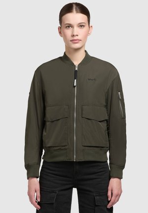 Veste aviateur vert olive en nylon, avec une fermeture éclair à l'avant, deux grandes poches, des poignets côtelés et un petit logo sur la poitrine.