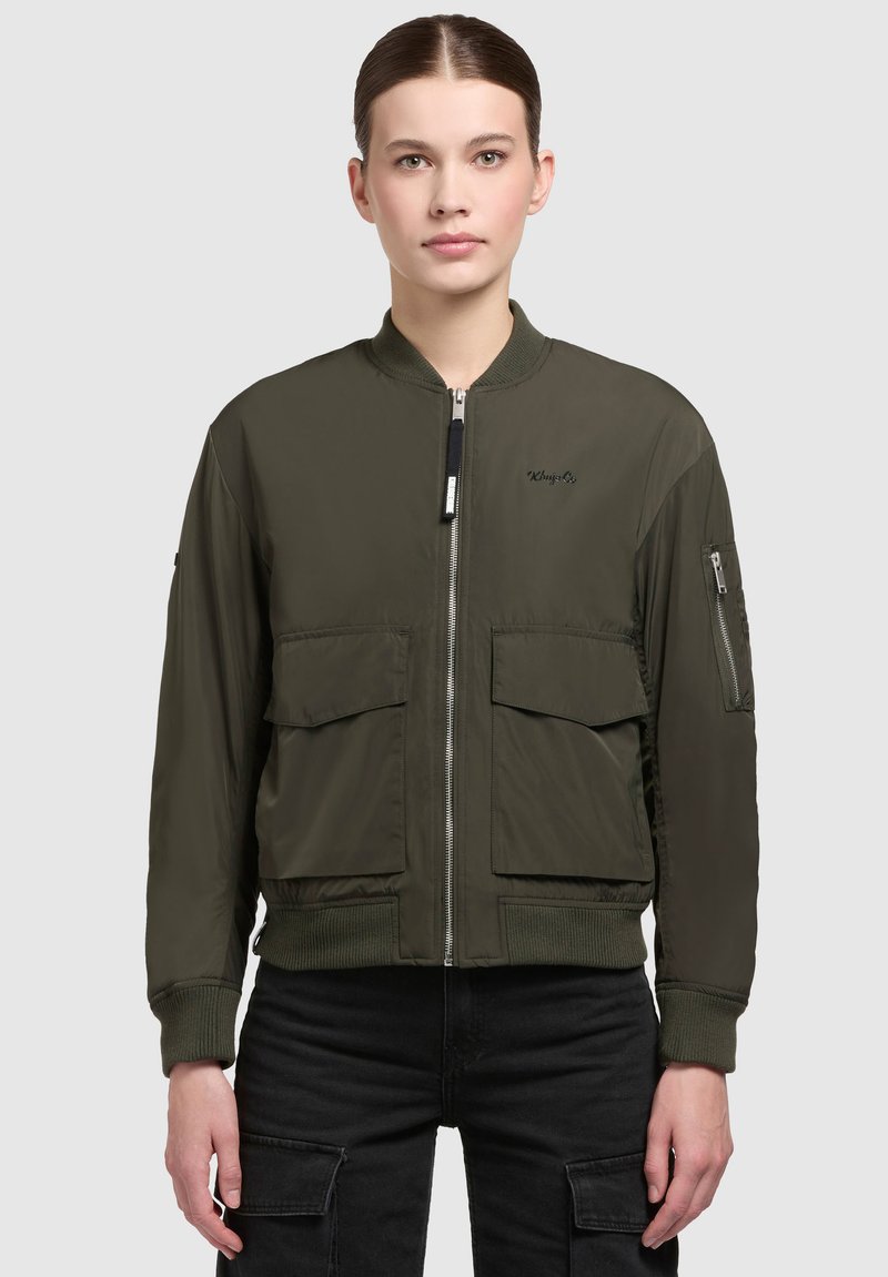 Olijfgroene bomberjack gemaakt van nylon, met een rits aan de voorkant, twee grote zakken, geribde boorden en een klein logo detail op de borst.