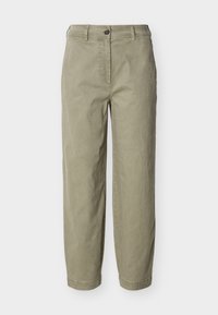 Ανοιχτόχρωμο χακί παντελόνι ίσιας γραμμής με θηλιές για ζώνη, κλείσιμο με κουμπί και φερμουάρ, παρουσιάζεται σε απλό φόντο.