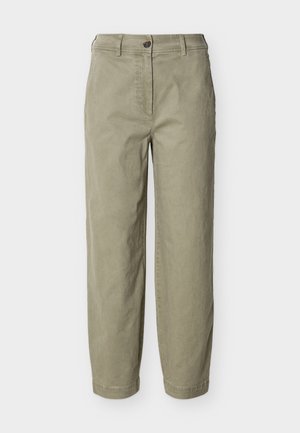 Pantalones rectos color caqui claro con trabillas para cinturón, cierre de botón y bragueta con cremallera, expuestos sobre un fondo liso.