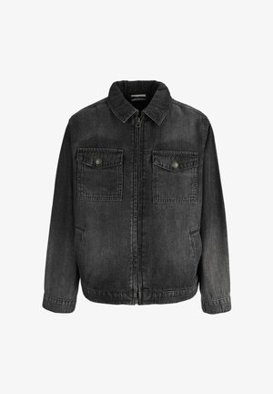 Czarna kurtka dżinsowa z przednim zamkiem błyskawicznym, dwoma klapowymi kieszeniami na piersi z guzikami oraz kieszeniami bocznymi, wyposażona w klasyczny kołnierz i długie rękawy.