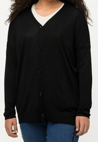 Schwarzer, langärmeliger Cardigan mit V-Ausschnitt, der große Knöpfe auf der Vorderseite hat, aus leichtem, strukturiertem Strickstoff gefertigt.