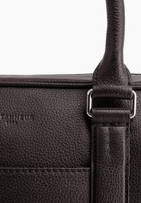 Bolso de mano de cuero marrón oscuro con un acabado texturizado. Cuenta con herrajes en tono plateado, asa superior y detalle de costura a lo largo de los bordes.