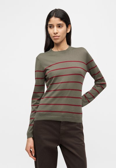 Πράσινο πουλόβερ ελιάς με κόκκινες οριζόντιες ρίγες, στρογγυλή λαιμόκοψη, μακριά μανίκια και εφαρμοστή σχεδίαση, κατασκευασμένο από απαλό πλεκτό υλικό.