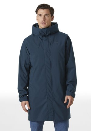 Giacca impermeabile blu navy con cappuccio regolabile, zip frontale a tutta lunghezza e maniche lunghe. Presenta un logo discreto sul petto.