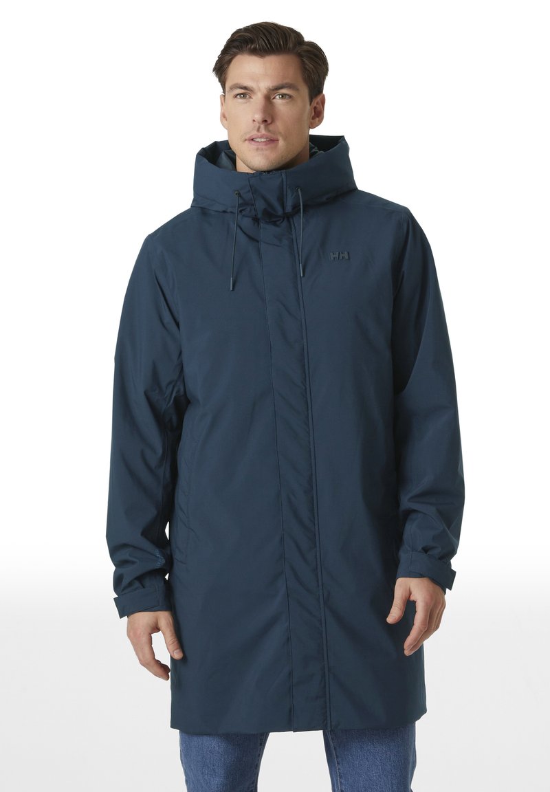 Giacca impermeabile blu navy con cappuccio regolabile, zip frontale a tutta lunghezza e maniche lunghe. Presenta un logo discreto sul petto.