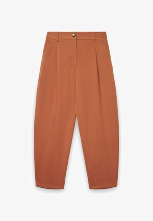 Pantaloni affusolati color ruggine a vita alta con pieghe frontali, tasche laterali, passanti per cintura e chiusura frontale con bottone e zip.