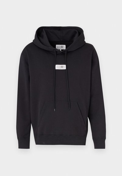 Sweatshirt à capuche noir avec une poche avant, des cordons de serrage, et une petite étiquette tissée sur la poitrine. Fabriqué en matériau doux avec un design simple.