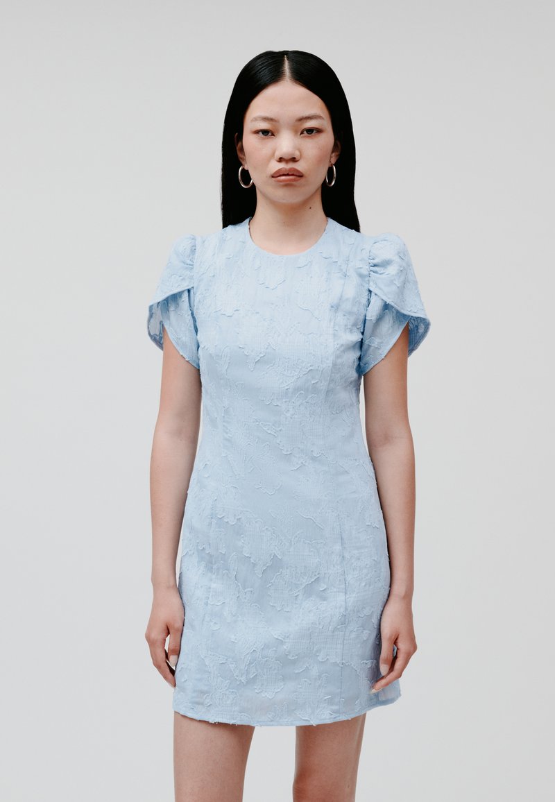 Hellblau strukturiertes Kleid mit kurzen Puffärmeln und taillierter Passform. Der Stoff weist ein dezentes Blumenmuster und eine schmale Silhouette auf.