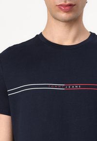 Tommy Jeans SLIM ENTRY GRAPHIC TEE - Camiseta estampada - dark night navy