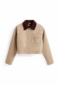 Chaqueta beige ajustada con un cuello de pana marrón, que cuenta con dos bolsillos frontales y un cierre de cremallera. Incluye el logotipo de la marca bordado en el bolsillo izquierdo.