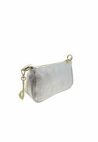 Metallic zilveren clutch bag met een rechthoekige vorm, ritssluiting, gouden hardware en een kettingaccent bevestigd aan de ritssluiting.