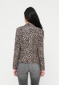 Μπλέιζερ με λεοπάρ μοτίβο, κλείσιμο με ένα κουμπί, μακριά μανίκια και εφαρμοστή γραμμή. Απαλό ύφασμα και λεία υφή.